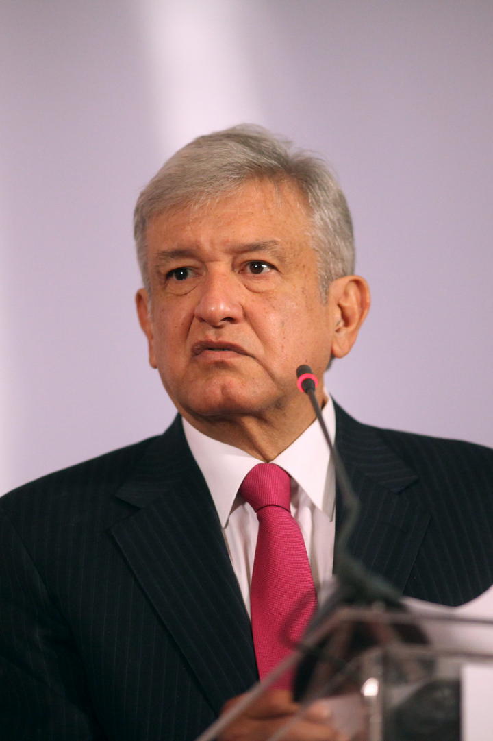 Andrés Manuel López Obrador aseguró que dejó de ser militante del PRD por la participación del partido en el 'Pacto por México'. 

