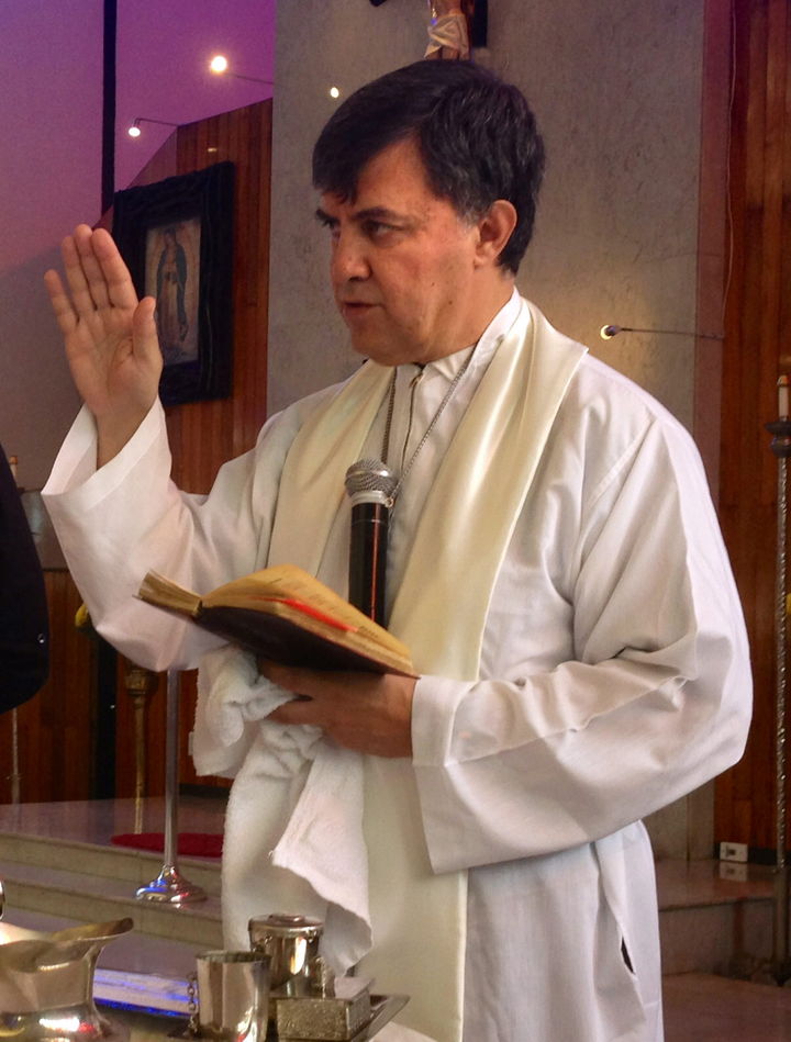 Denunciado. El excura mexicano Eduardo Córdova mientras oficia una misa en su parroquia.