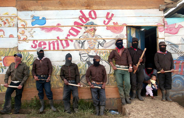 Sin olvidar. El EZLN señala que no se olvidan que se destruyeron en 1998 las casas humildes de las autoridades autónomas.