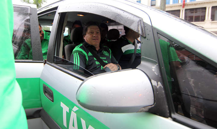 Los jugadores de la Selección mexicana tuvieron que trasladarse en taxi al entrenamiento por falla en su autobús. (Notimex) 
