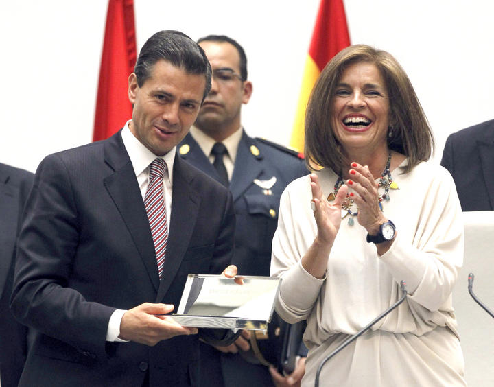 Enrique Peña Nieto recibió hoy las Llaves de Oro de la Ciudad de Madrid de manos de la alcaldesa Ana Botella. (EFE) 