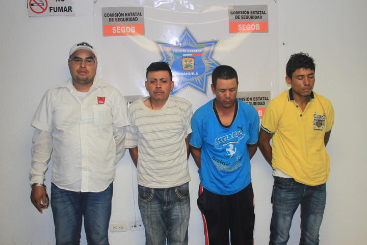 Elementos de la Policía Operativa del Estado detuvieron a cuatro sujetos a los que se les aseguró droga y un taxi en el que se desplazaban. (El Siglo de Torreón)