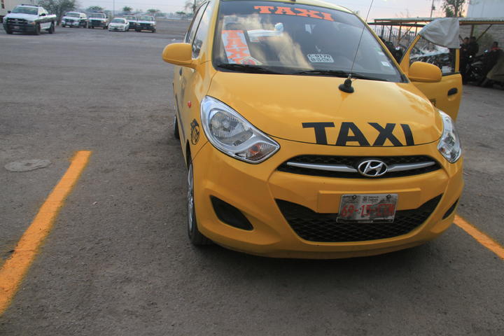 Un vehículo Dodge Atos, color amarillo, con razón social Radio Taxis CROM Machain, con número económico 170 y placas de circulación 6915-CTM también fue asegurado (El Siglo de Torreón)