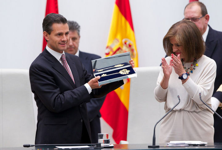 Ceremonia. El presidente Enrique Peña Nieto y la alcaldesa de la ciudad, Ana Botella, durante la entrega de las Llaves de Oro de Madrid.