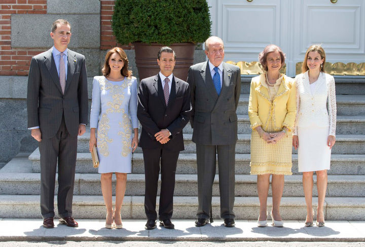 Ceremonia. De izquierda a derecha, el príncipe Felipe, Angélica Rivera de Peña; el presidente Enrique Peña Nieto, el rey Juan Carlos y la reina Sofía y la princesa Letizia durante el evento de recepción de la Corona española.