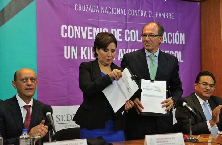 Firma. La titular de Desarrollo Social, Rosario Robles, en la firma del 'Convenio de Colaboración Un Kilo de Ayuda-Sedesol'.