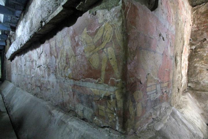 Un mural prehispánico descubierto en 1969 en la zona arqueológica de Cholula, en el estado mexicano de Puebla, ya puede ser admirado por los turistas después de años de labores de restauración. (EFE)