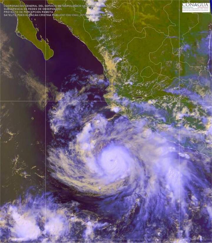 El huracán 'Cristina' subió a categoría 2 según informes de la Comisión Nacional del Agua. (Twitter)