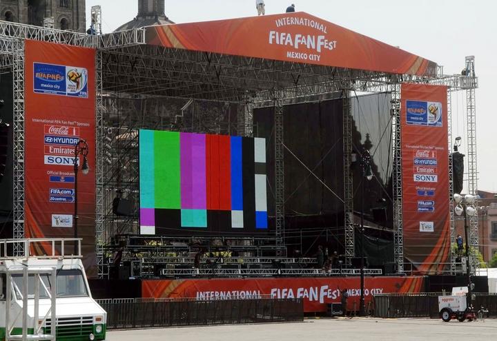 El escenario instalado en el Zócalo consta de una pantalla gigante de 18 metros de largo por 10 metros de alto, dos canchas de futbol, equipo de audio y vallas de popotillo alrededor de la Plaza de la Constitución. (Notimex)
