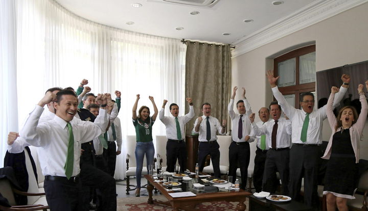 Triunfo. En la imagen parte del gabinete festejando el gol de la selección mexicana.