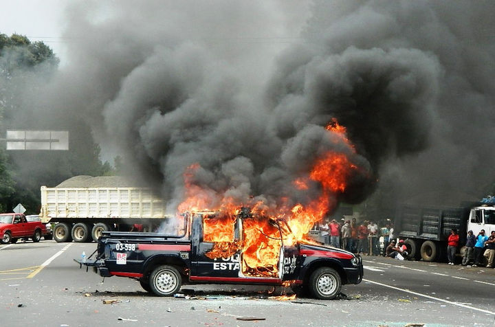 Manifestación. En la protesta de habitantes de Capácuaro del pasado viernes, fueron incendiados algunos vehículos oficiales.