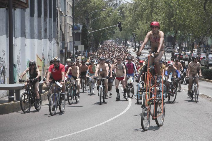 Rodada. Aspectos de la Rodada Ciclista Nudista ('World Naked Bike Ride México'), la cual se efectuó, ayer sábado.