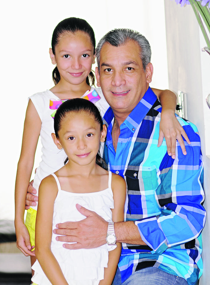 Arturo Torres con sus hijas, Mariana y Ángela.
