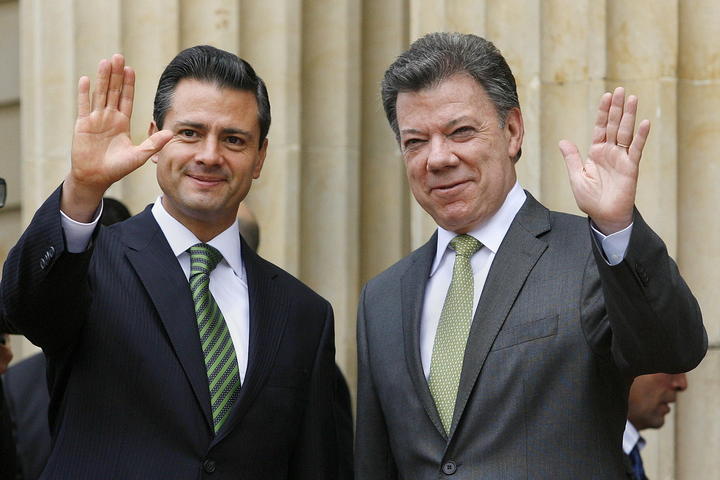 Felicita EPN a Juan Manuel Santos por su reelección