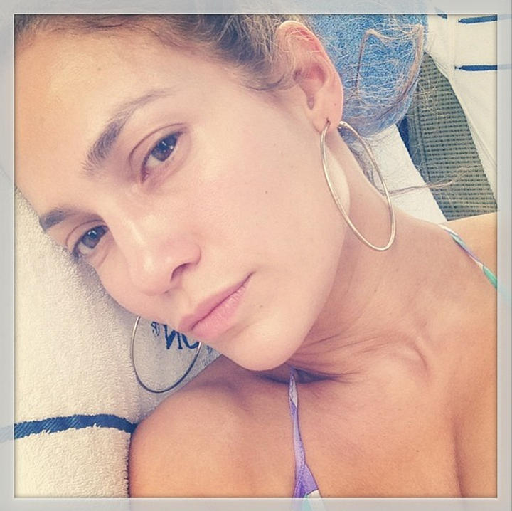 Jennifer Lopez se mostró orgullosa de su físico y compartió una imagen de su rostro libre de maquillaje. (Instagram) 