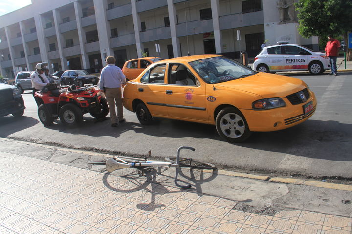 Atropella un taxi de ruta a joven ciclista