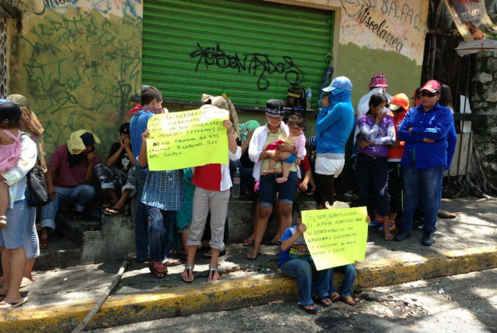 Protestan. Familias desplazadas exigen su reubicación a un espacio libre de la violencia, provocada por la pugna de cárteles de la droga.