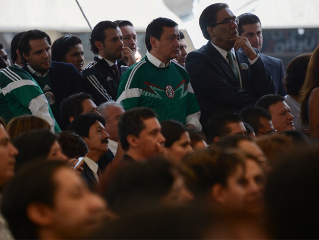 Al menos unos 300 empleados de la Secretaria de Gobernación disfrutan del partido de futbol México-Brasil. 