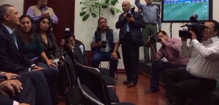 Entre camarógrafos y reporteros, Beltrones ve el partido en una pantalla, instalada en la sala de prensa Miguel Reyes Razo. (Twitter)