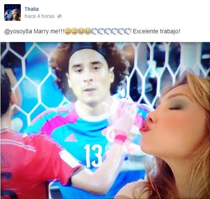 '@yosoy8a Quieres casarte conmigo?', apuntó Thalía en inglés en una foto de Instagram donde le 'aventaba' un beso y cerraba su mensaje felicitando al portero por su actuación: 'Excelente trabajo!'.