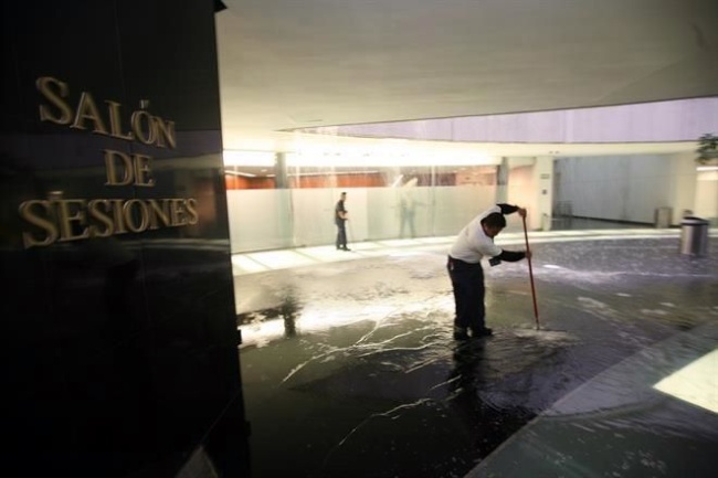 Por la fuerte lluvia de esta tarde, el Senado presentó goteras que inundaron algunas zonas del recinto de Reforma.
