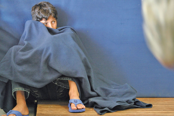 Estación.  Un niño centroamericano espera la repatriación a su país en una estación migratoria en Chiapas