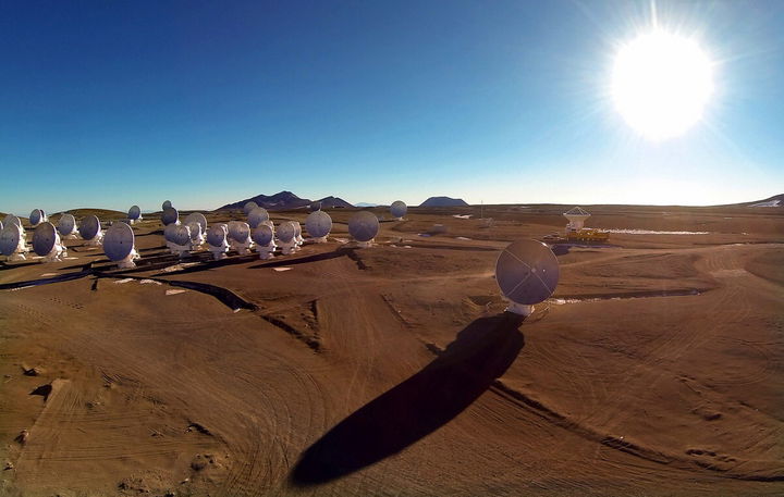 Universo.  Fotografía cedida por el Observatorio ALMA que muestra una vista general de las antenas del Atacama Large Millimeter.