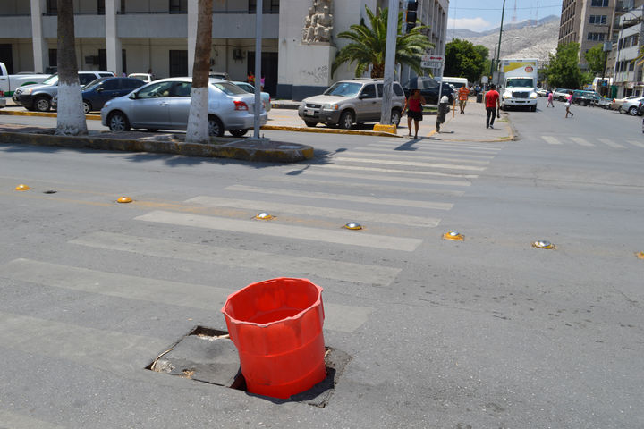 Riesgo de accidente. La tapa dañada de la alcantarilla se ubica en el cruce de la calle Ramón Corona y avenida Morelos.
