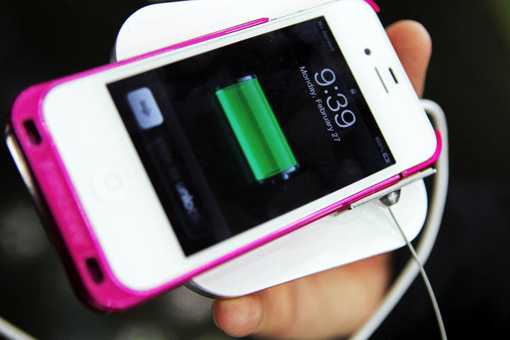 Las aplicaciones son uno de los factores más importantes en el consumo de batería del celular. (ARCHIVO)