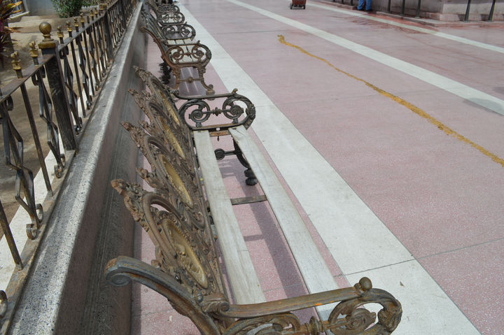 En mal estado. Bancas de la Plaza de Armas de Torreón ya se observan dañadas por la falta de mantenimiento.