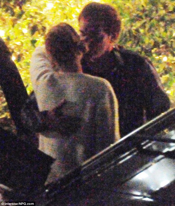 Muy cariñosos. Uma Thruman y Quentin Tarantino fueron captados mientras la pareja se besaba afuera de un restaurante.