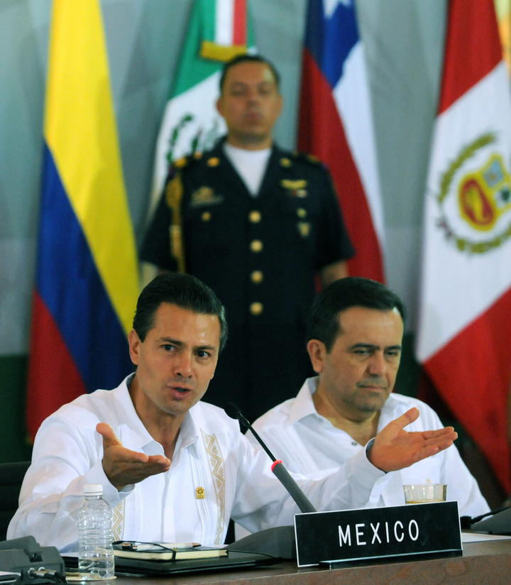 Al frente. Enrique Peña Nieto (i), recibió la presidencia temporal de la Alianza del Pacífico.
