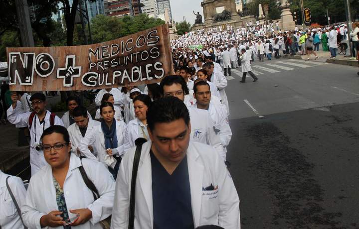 Manifestación de médicos llega al Zócalo