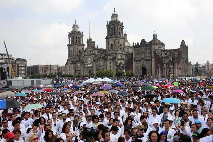 Miles de médicos se manifestaron en la Ciudad de México concluyendo con un mitin en el Zócalo capitalino. (El Universal) 