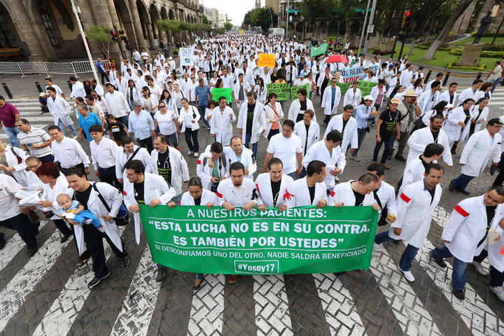 Apoya IMSS a 16 médicos de Jalisco