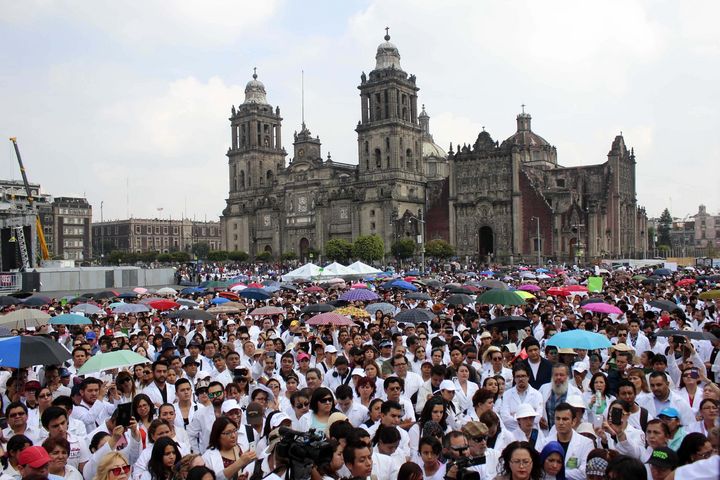 Apoyan. Un grupo de médicos marcharon ayer domingo, por la avenida Paseo de la Reforma, con dirección al Zócalo.
