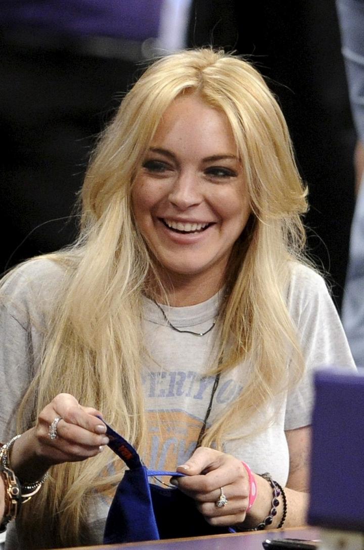 Lindsay Lohan sorprendió a los empleados y clientes de una tienda en Londres al salir de los probadores sin ropa. (Archivo)