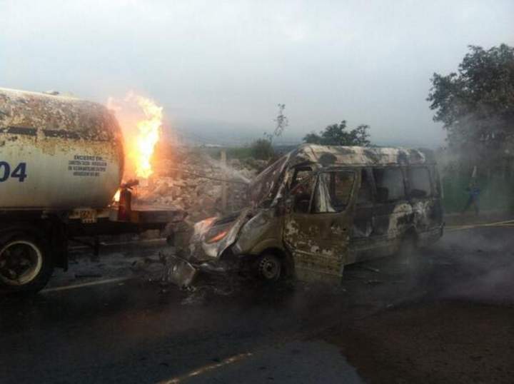La autopista Chamapa-La Venta, frente a Interlomas fue cerrada por el incendio. (Twitter)
