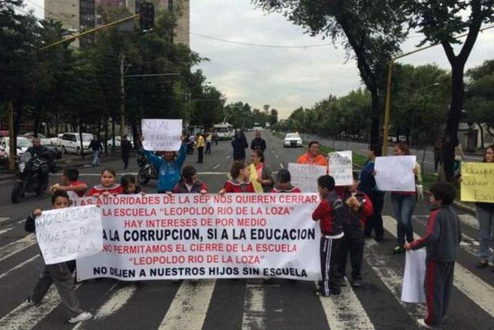 Los manifestantes exigen que no cierren la escuela primaria Leopoldo Río de la Loza. (Twitter@Univ_Metropoli)
