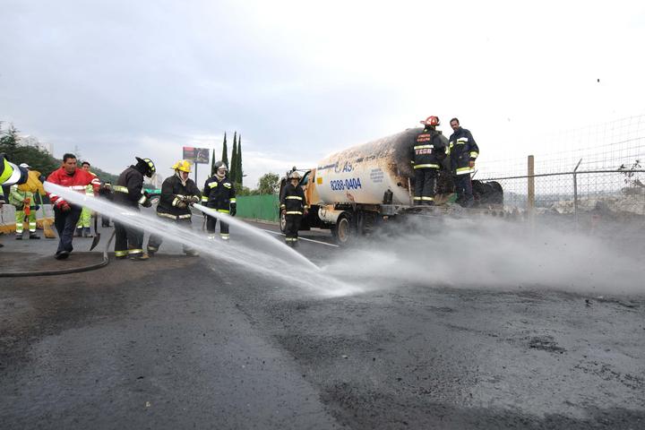  La circulación en la autopista Chamapa-La Venta fue reabierta en ambos sentidos, luego del incendio de una pipa tras chocar contra una camioneta. (El Universal)