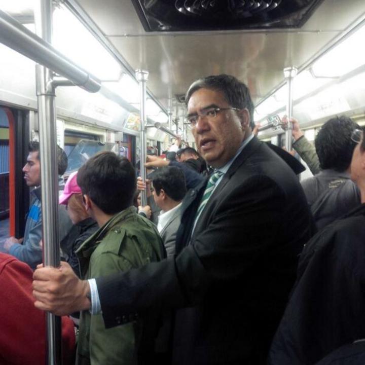 El nuevo líder priista publicó una imagen en la que aparece dentro del vagón del Metro. (Twitter)