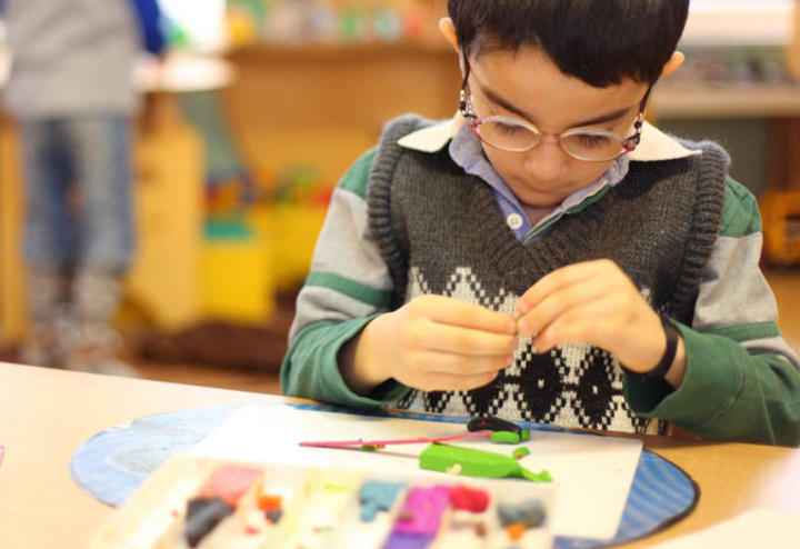 Hoy en día, la plastilina es sumamente popular en escuelas y estancias infantiles. (ARCHIVO)