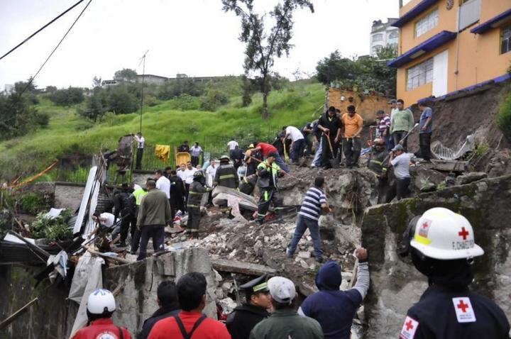 Suman cuatro los muertos por derrumbe en Naucalpan