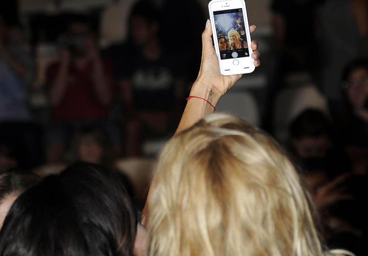 Según un investigador holandés, una gran mayoría de los adictos a los 'selfies' no tiene una vida sexual activa. (ARCHIVO)