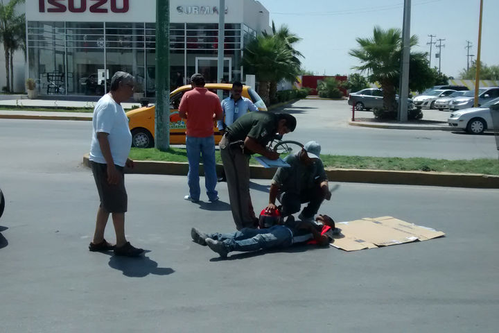 Lesionado. El motociclista fue auxiliado por algunos automovilistas mientras arribaba la ambulancia de la Cruz Roja.