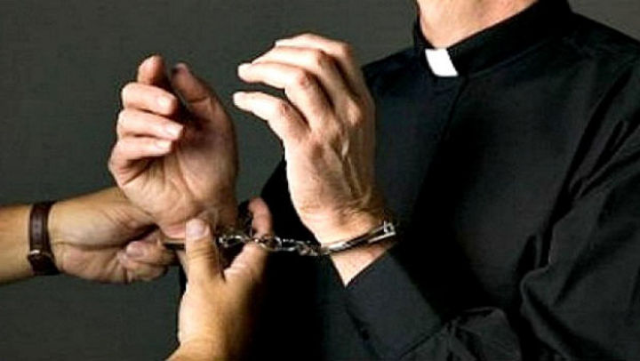 Dan formal prisión a sacerdote pederasta