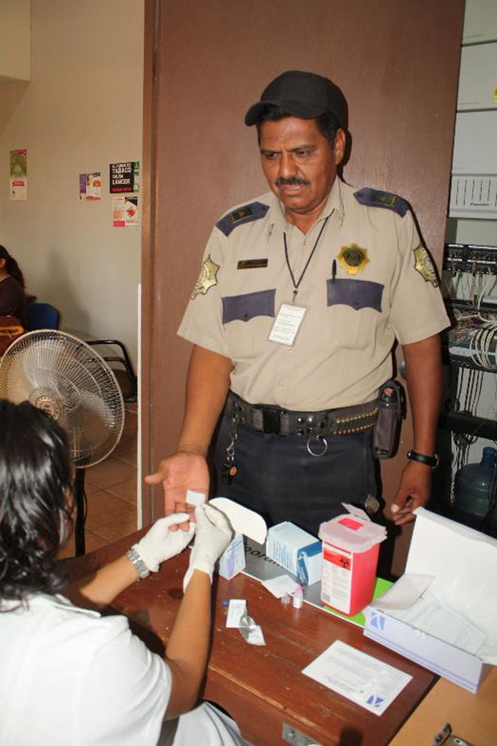 Realizan a policías exámenes de VIH y hepatitis