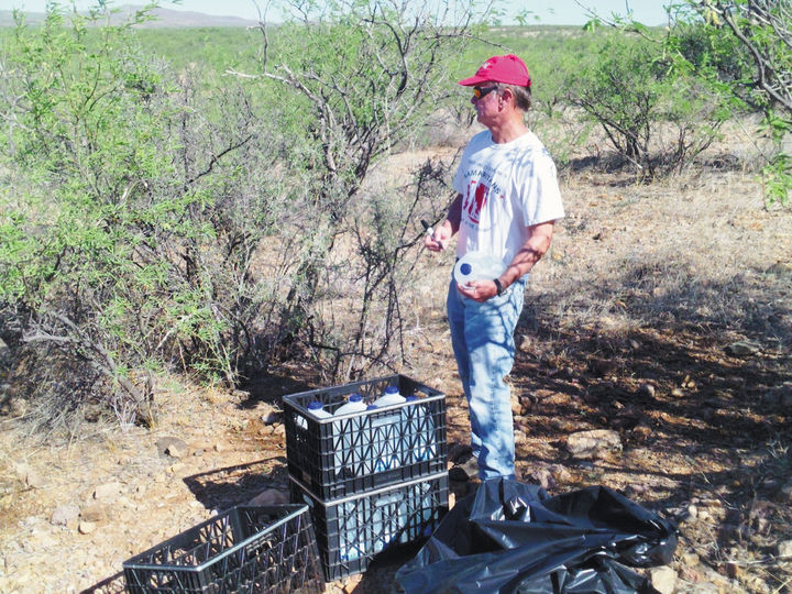 Un oasis. Richard Osburn deja botellas de agua en el desierto de Estados Unidos.