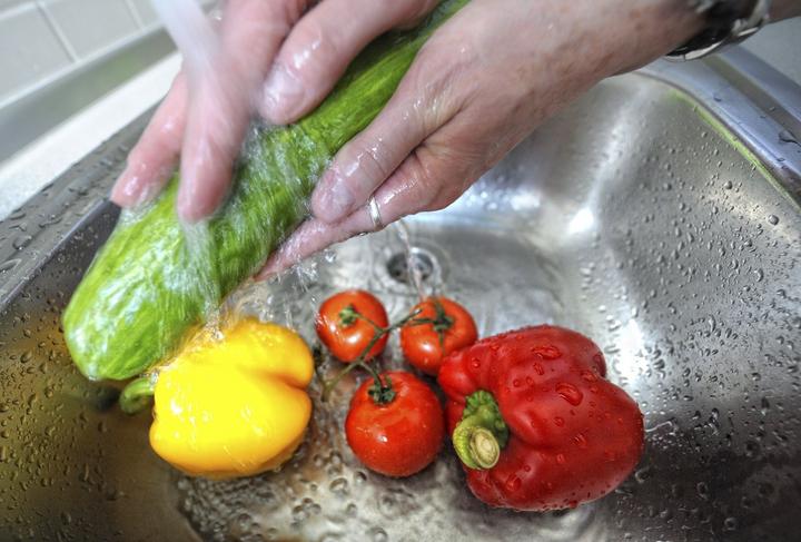 En cuanto a los consumidores, la organización de las Naciones Unidas recomienda cocinar bien la carne y utilizar agua limpia para lavar y preparar las verduras. (ARCHIVO)