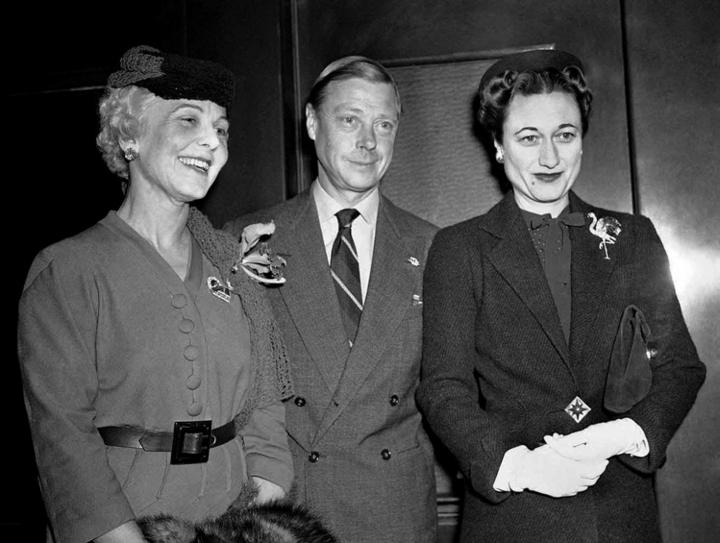 Los duques de Windsor con la sociality Lucy Linn (izquierda), en Chicago, 1941. Wallis llevaba un broche de zafiros, esmeraldas, citrinas y diamantes, de Cartier. (Foto: Ap)